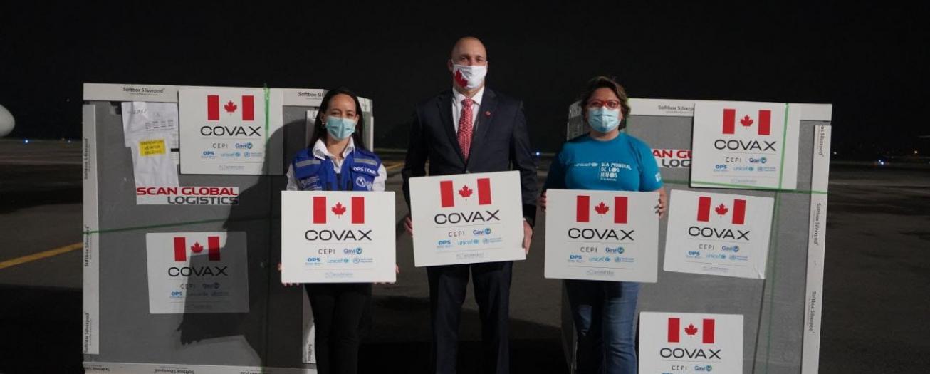 Esta tarde ingresaron 319.200 dosis contra COVID-19 donadas por Canadá