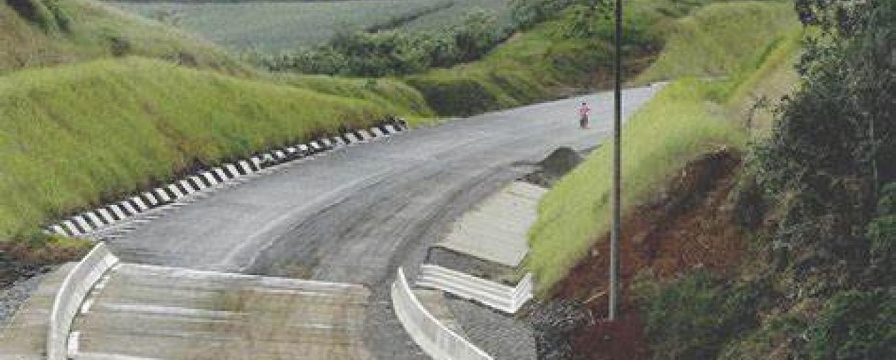 Gobierno y BID firman crédito por $225 millones para finalizar la construcción de la carretera a San Carlos 