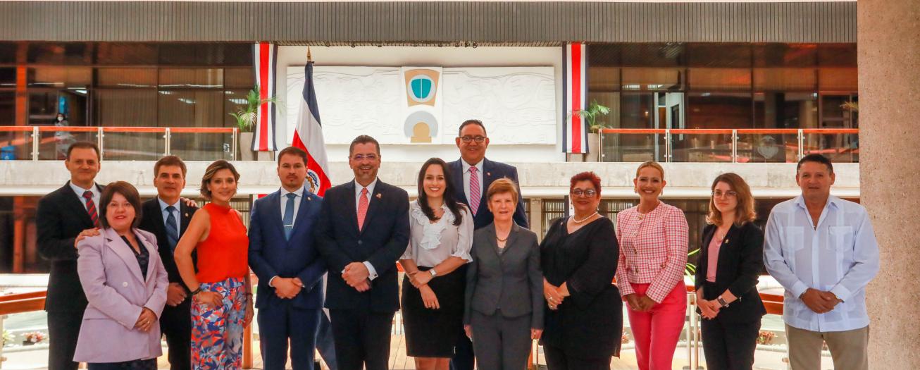 Presidente se reúne con diputados de la comisión de Alajuela 