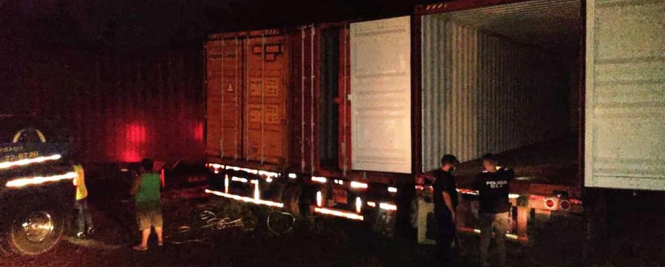 Cinco contendores con denuncia por robo fueron decomisados en un predio en Alajuela