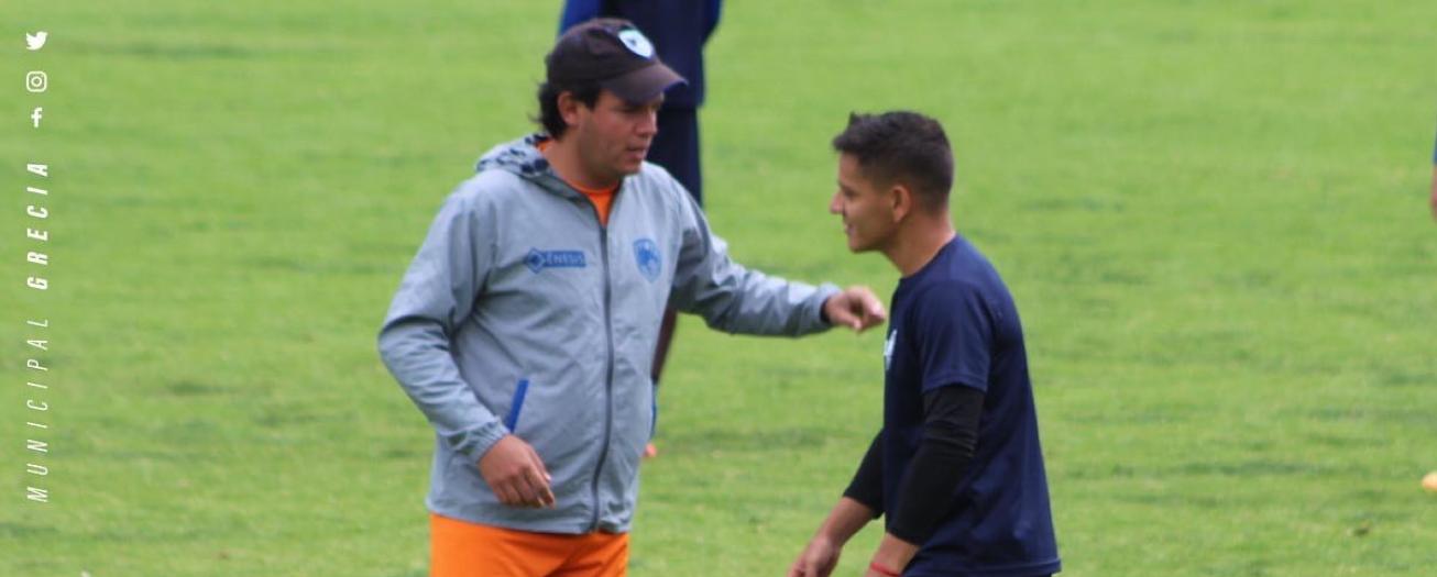 Grecia se entrena en complejo deportivo de la familia del técnico San Román