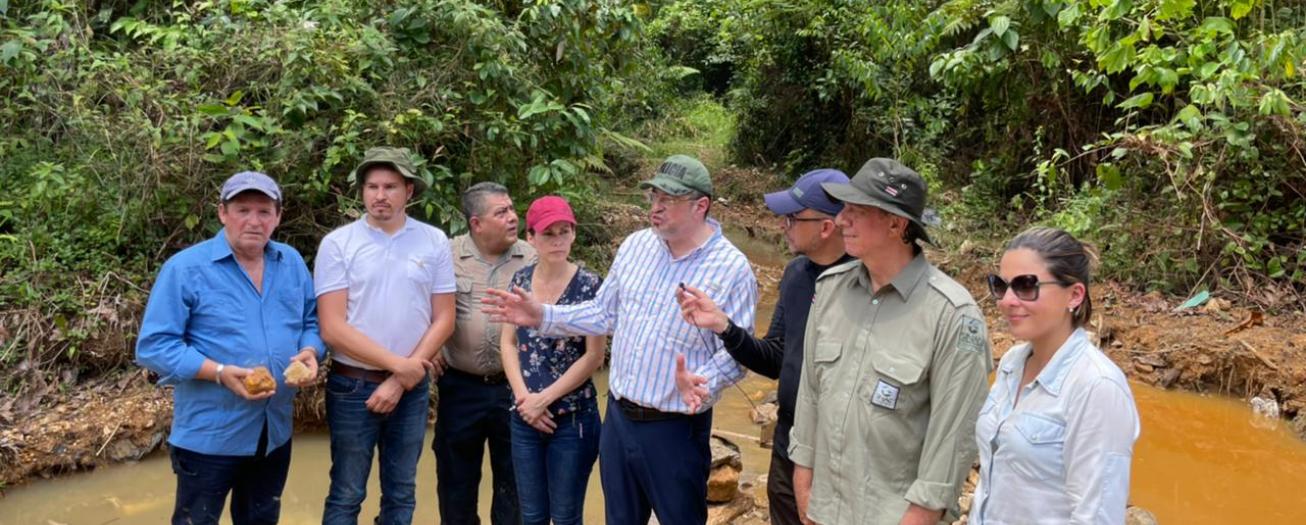 Presidente Rodrigo Chaves visita Crucitas para conocer impacto de minería ilegal