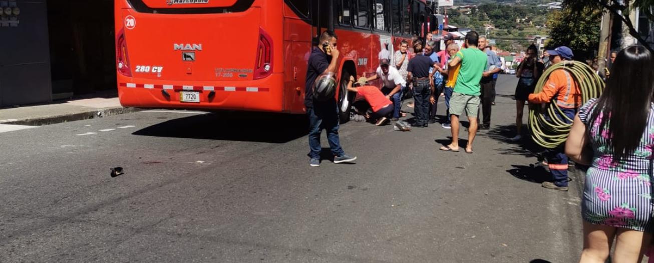 Fallece adulta mayor atropellada por autobús en el centro de Grecia