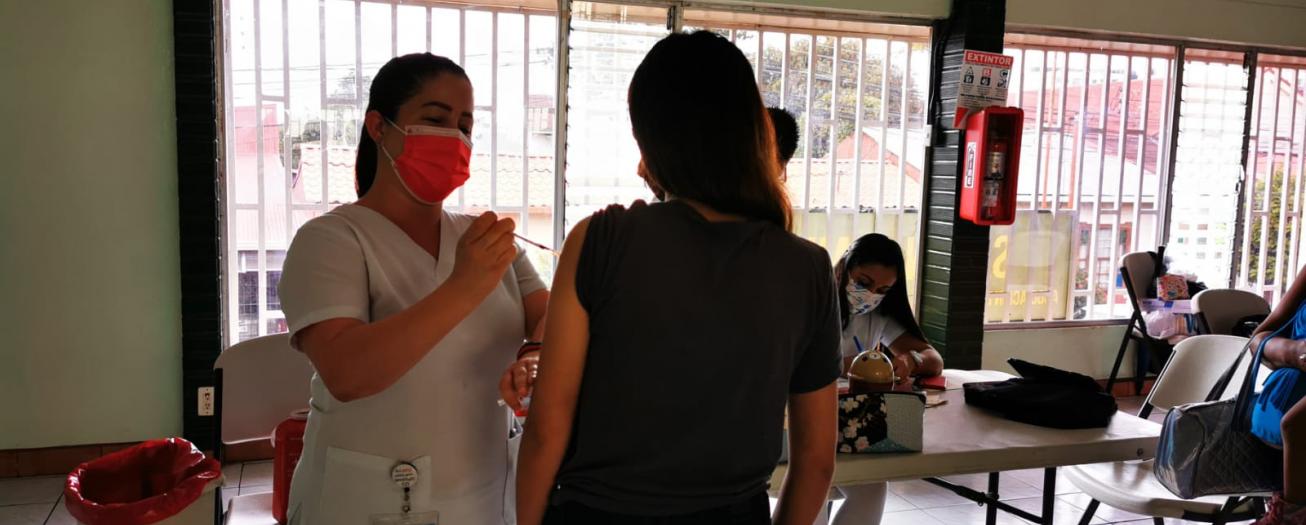 CCSS inicia aplicación de tercera dosis a personal de primera respuesta
