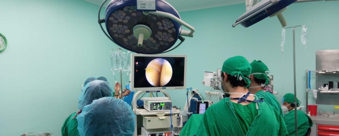 Ortopedistas del hospital de San Ramón realizan primera cirugía de plastia de ligamento cruzado