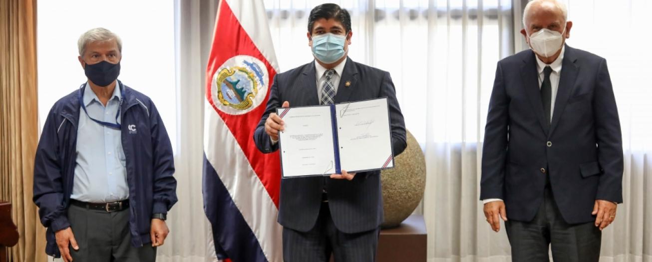 Firmada ley que autoriza a CONAVI intervenir rutas cantonales